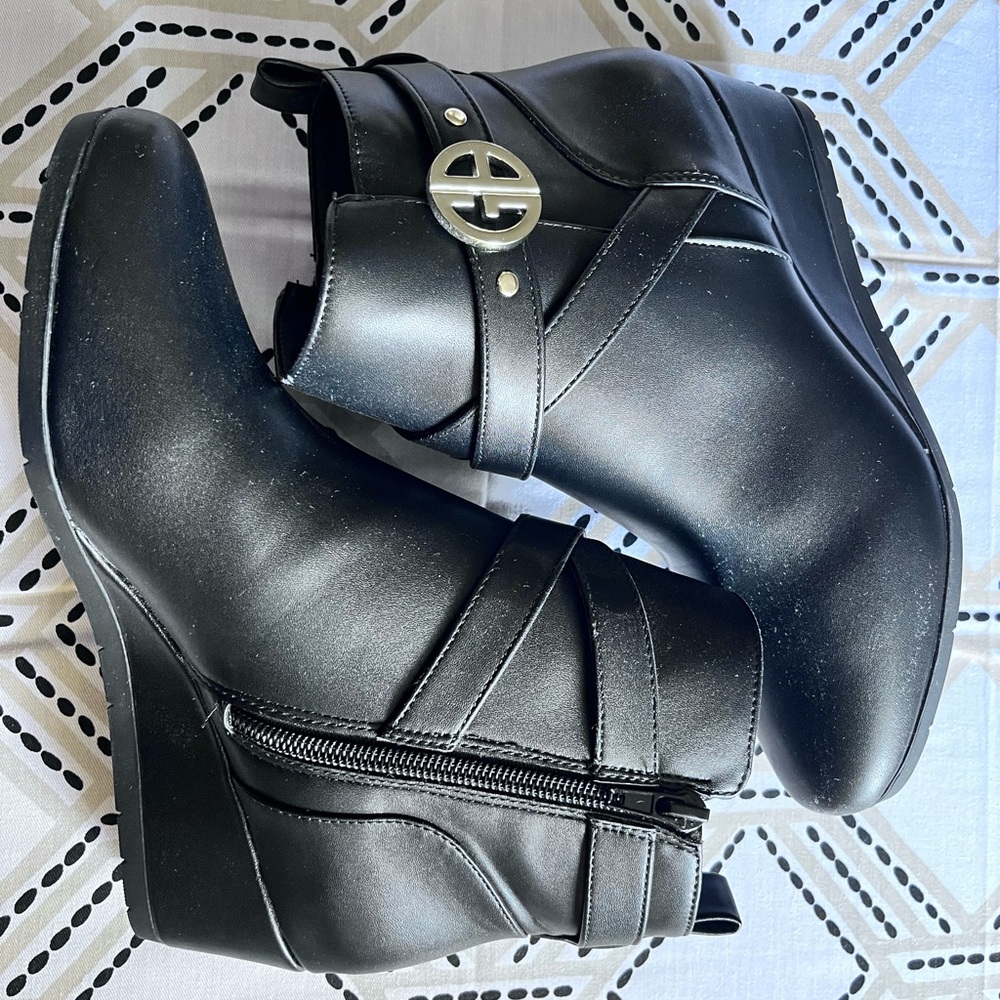 New GIANI BERNINI low wedge booties